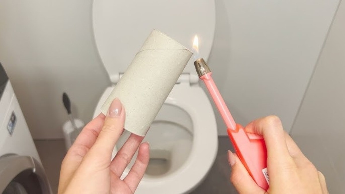 ¡Tu baño te lo agradecerá! Esto pasa si quemas el tubo del papel higiénico en el inodoro