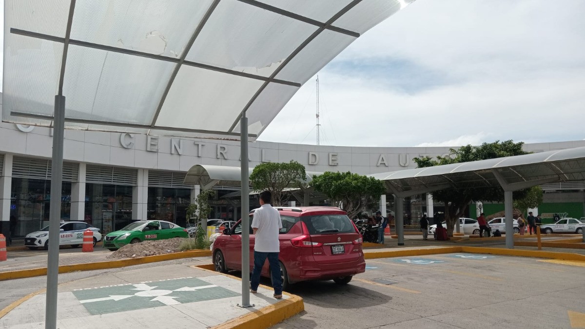 Adulto mayor muere mientras esperaba su autobús en la Central Camionera