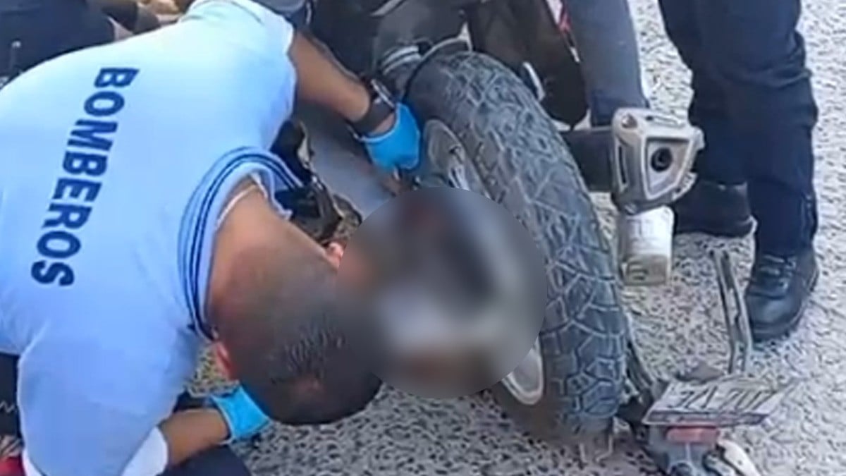 VIDEO Motociclista sufre accidente y se prensa el pie en su llanta trasera en León II