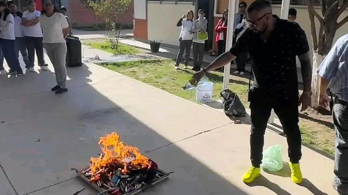 ¡Castigo ejemplar! Maestros decomisan e incendian celulares en una secundaria