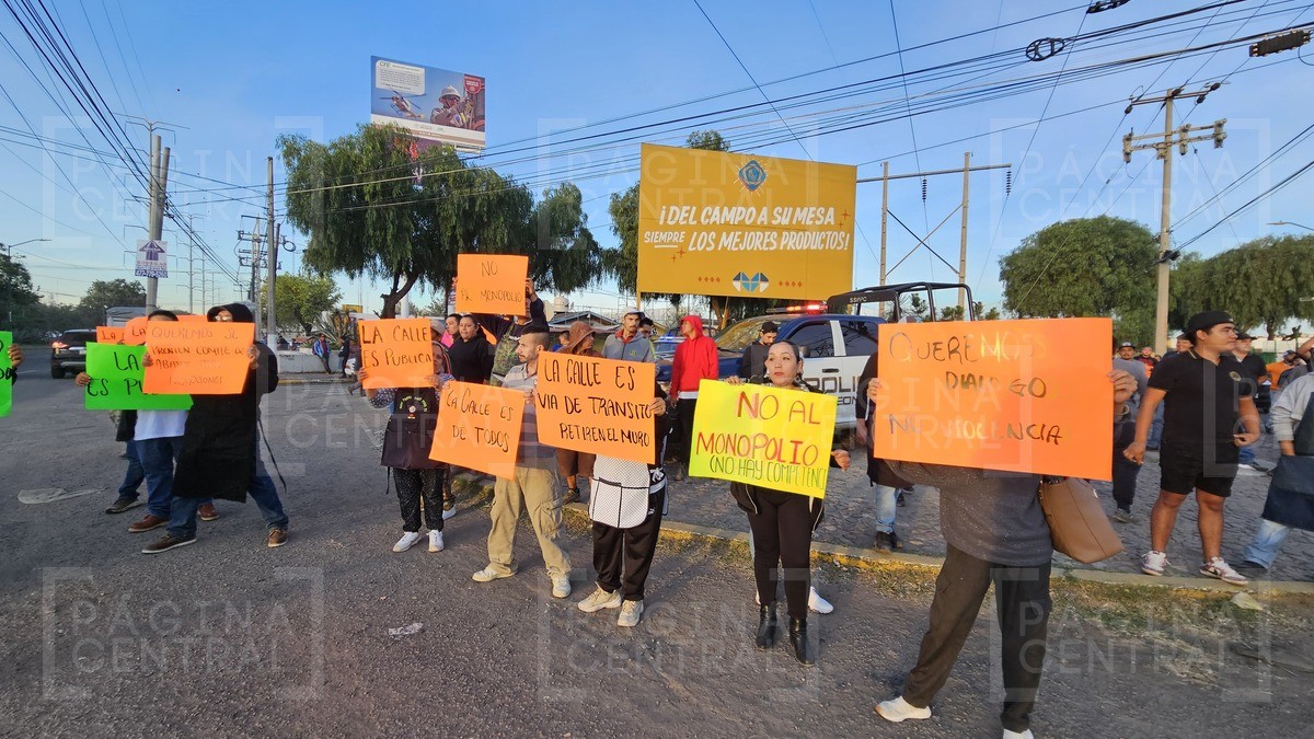 Cierran accesos a la Central de Abastos comerciantes del 'Mercado Negro', hay caos vial