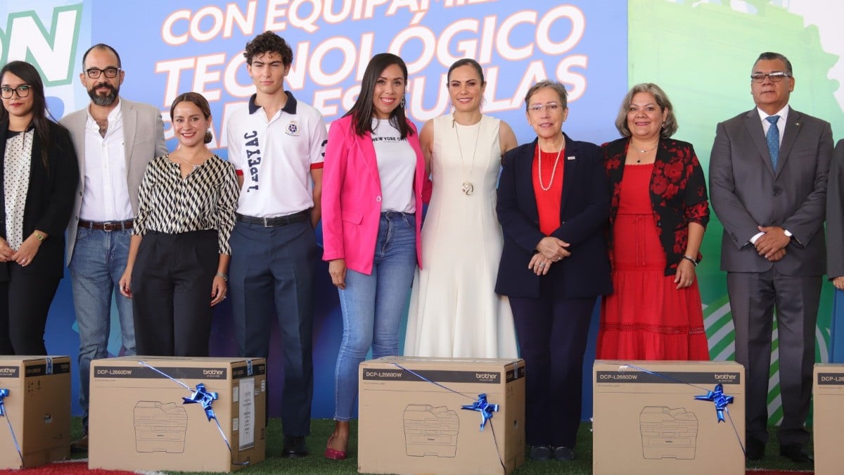 Escuelas de León recibirán computadoras y equipo de trabajo cada semana, asegura 'Ale'