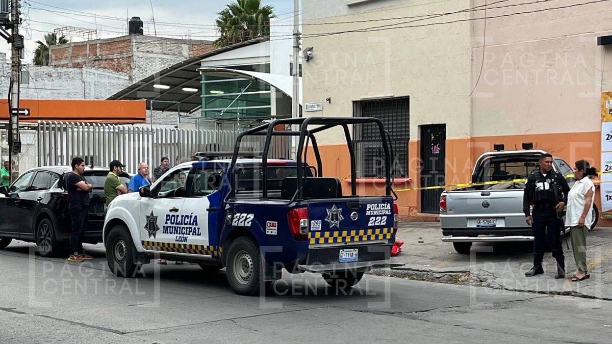Hombre caminaba con una niña por el Parque Hidalgo cuando de repente murió por infarto