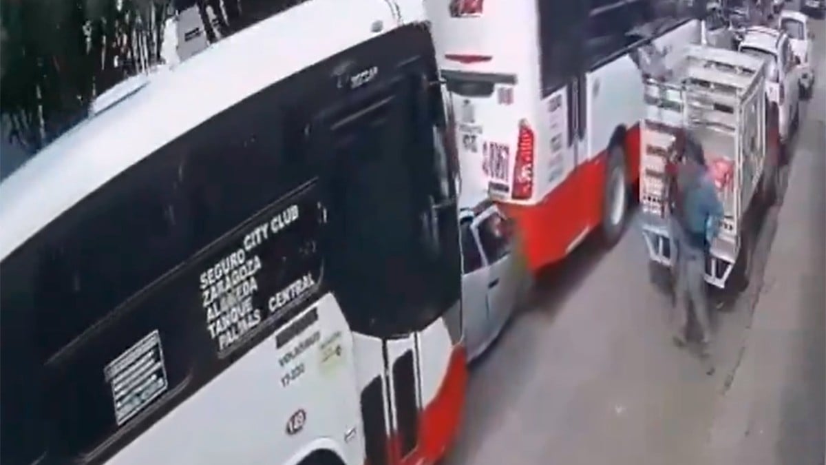 VIDEO Captan momento en que conductor queda prensado entre dos autobuses