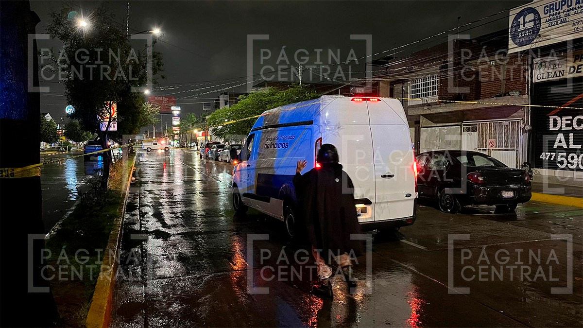 Disparan contra dos hombres que jugaban en un tragamonedas, uno muere y el otro es herido