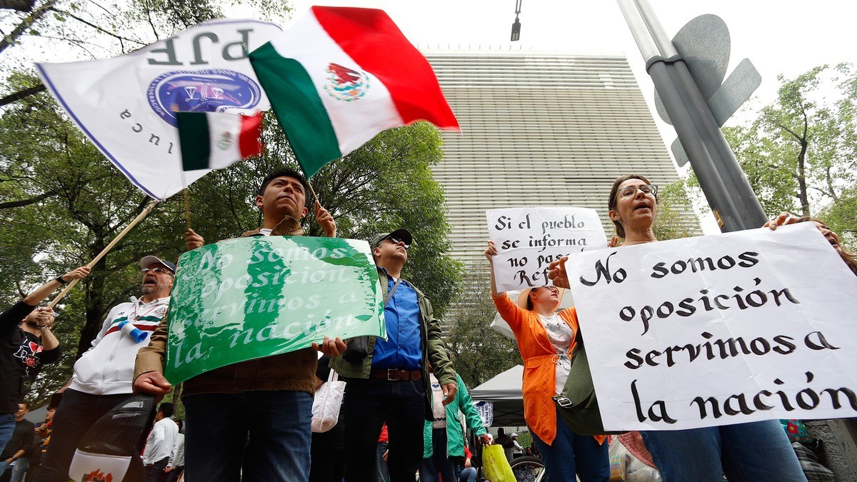Protestan en Senado contra y a favor de reforma judicial
