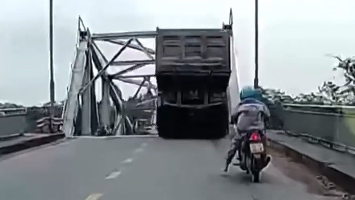 VIDEO Captan momento en que puente se derrumba y cae una tolva