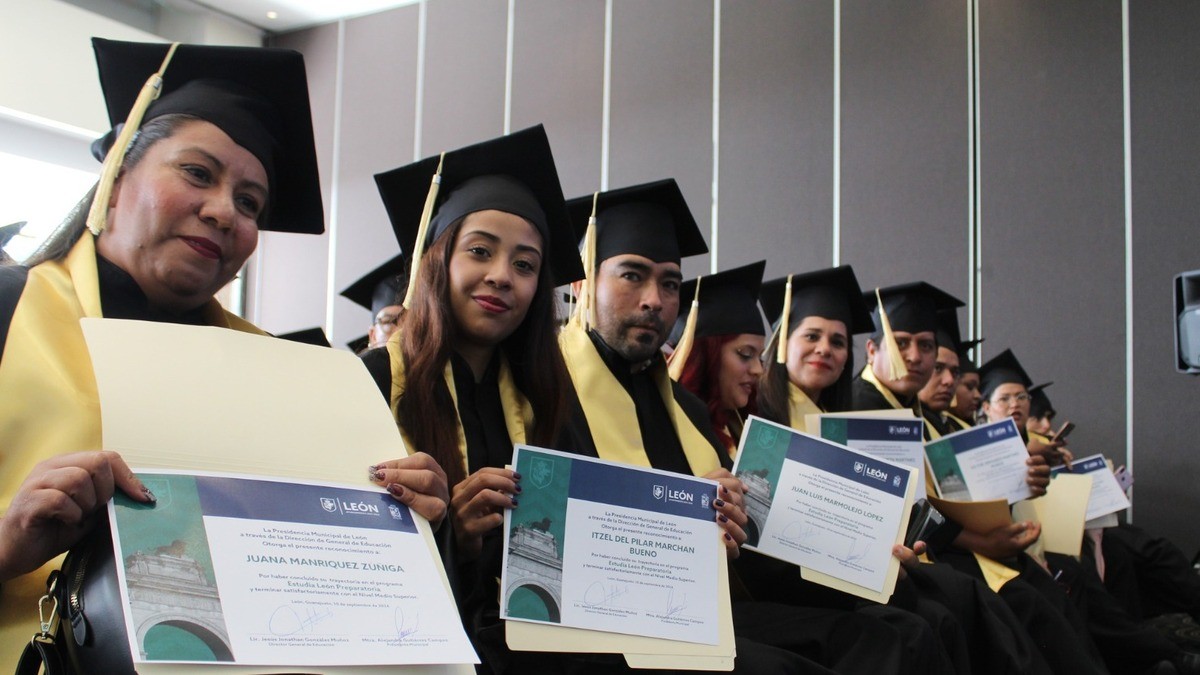 ¡Bravo! Se gradúan 200 personas de preparatoria