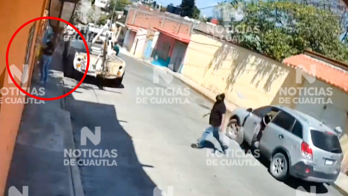 VIDEO Madre se aferra con todas sus fuerzas a su bebé y evita que se lo roben