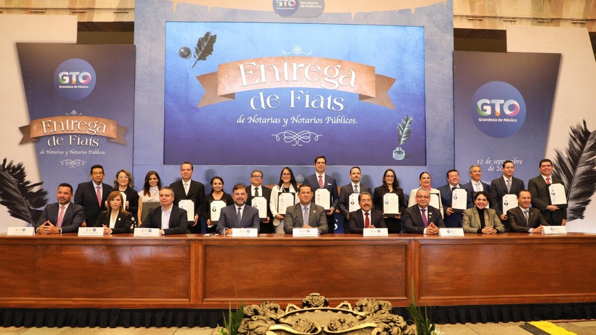 Entregan FIATS a 15 notarios públicos