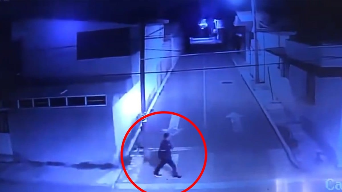 VIDEO 'Motorratones' buscan robar a un hombre, pero este los ahuyenta a mochilazos