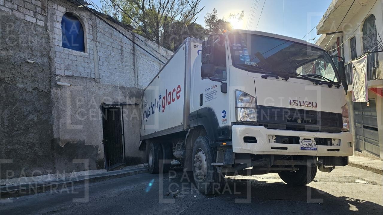 Camión de transporte de hielo pierde el control y choca contra una casa en la Bellavista