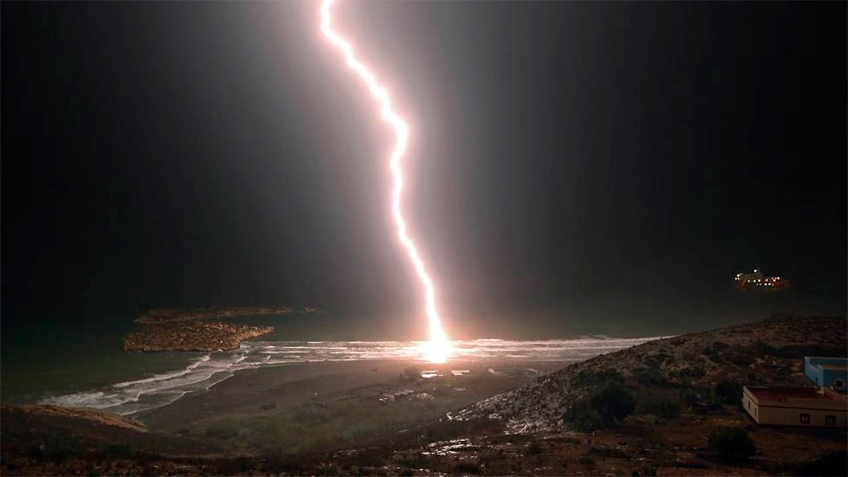 Rayo impacta a joven mientras bailaba en un muelle, todo quedó registrado en VIDEO