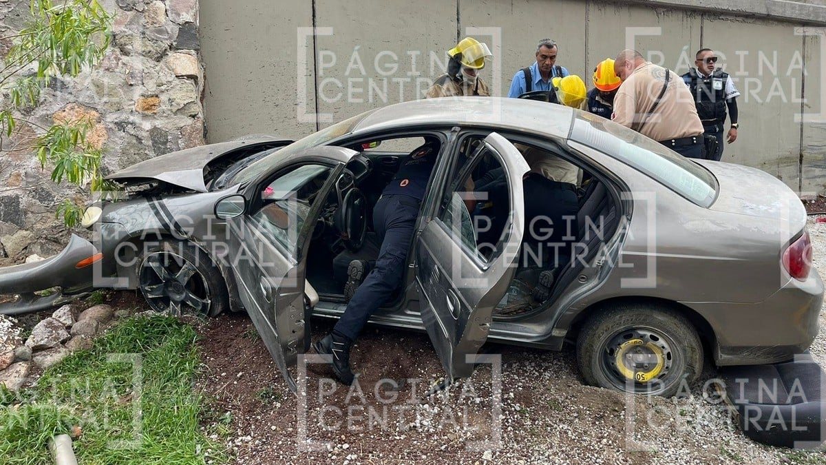 Familia choca contra pared en el Malecón del Río; mamá fue trasladada al hospital