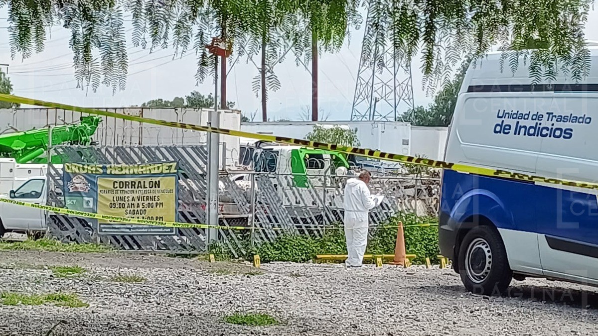 Atacan a balazos dos negocios y matan a un hombre; un federal y un civil quedan heridos