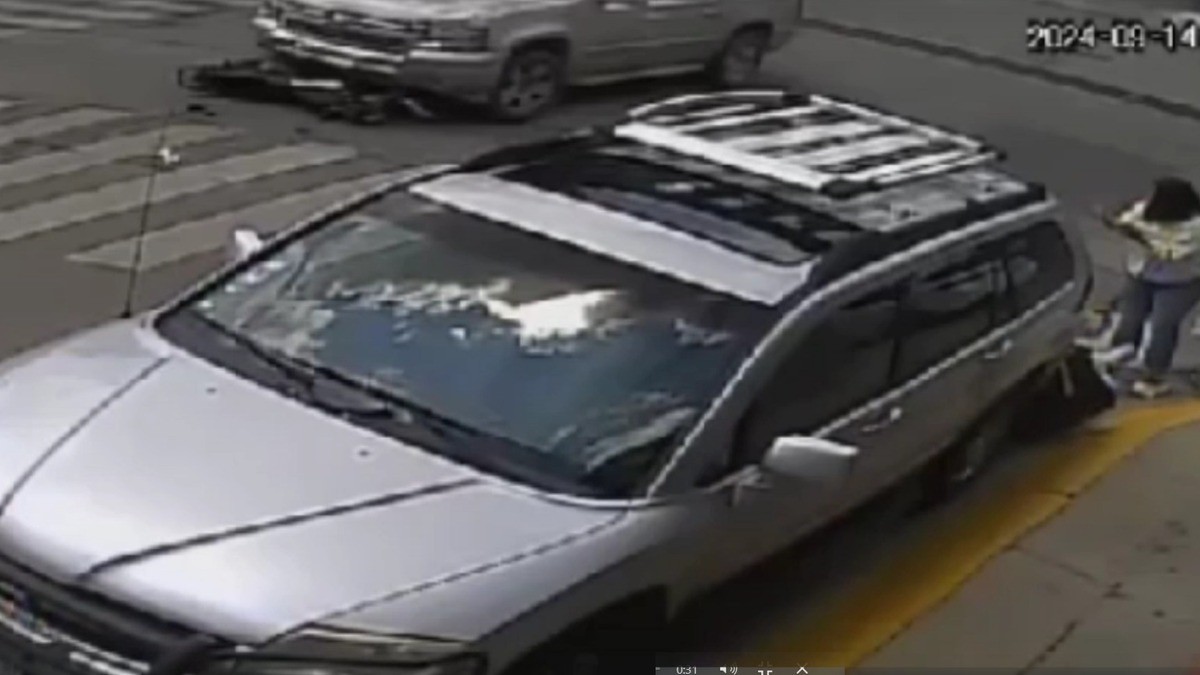 Impacta camioneta a motociclista en León; sale disparado y se impacta con auto estacionado