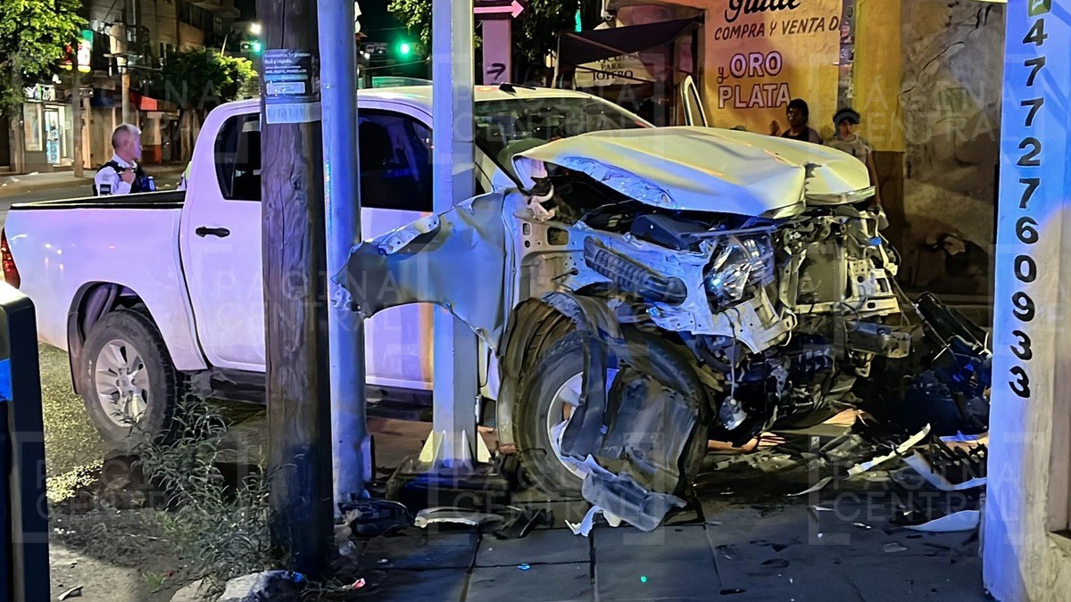 Colombianos intentan evadir a la policía pero chocan en la Miguel Alemán