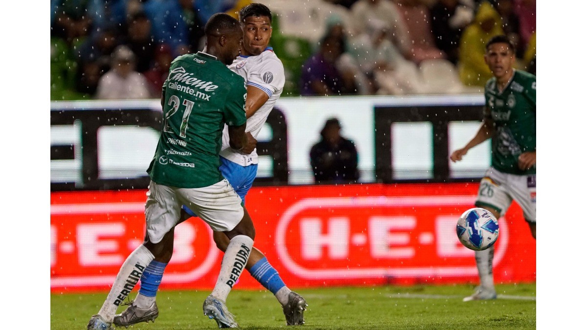 ¡Tormentoso! Cruz Azul remonta a León en debut de Berizzo