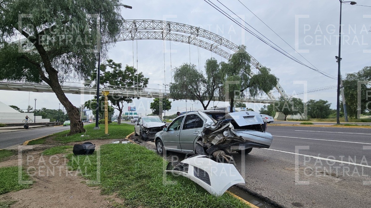 ¡Como chatarra! Apenas amanecía cuando se registró 'choquezazo' en el Puente del Milenio