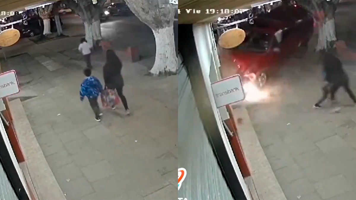 VIDEO Conductor ebrio se sube a la banqueta cuando una mujer paseaba con sus hijos