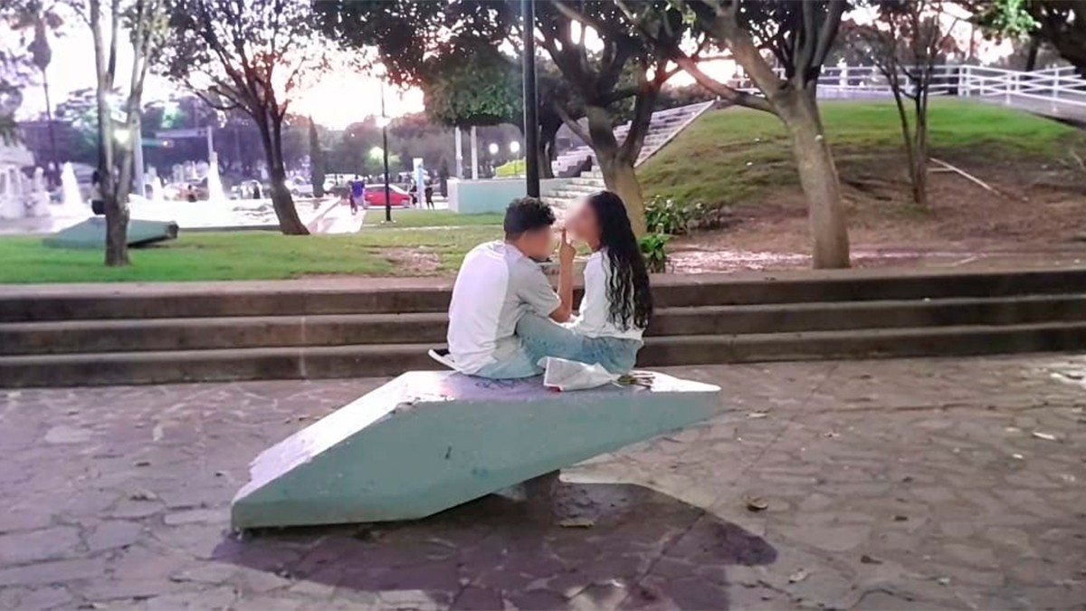 Familias reviven el ‘Combate de Flores’ en el Parque Hidalgo