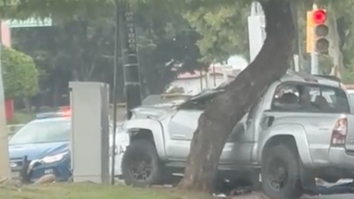Conductor ebrio zigzagueaba hacia Malecón, choca con 2 autos, un árbol y ¡finge desmayo!