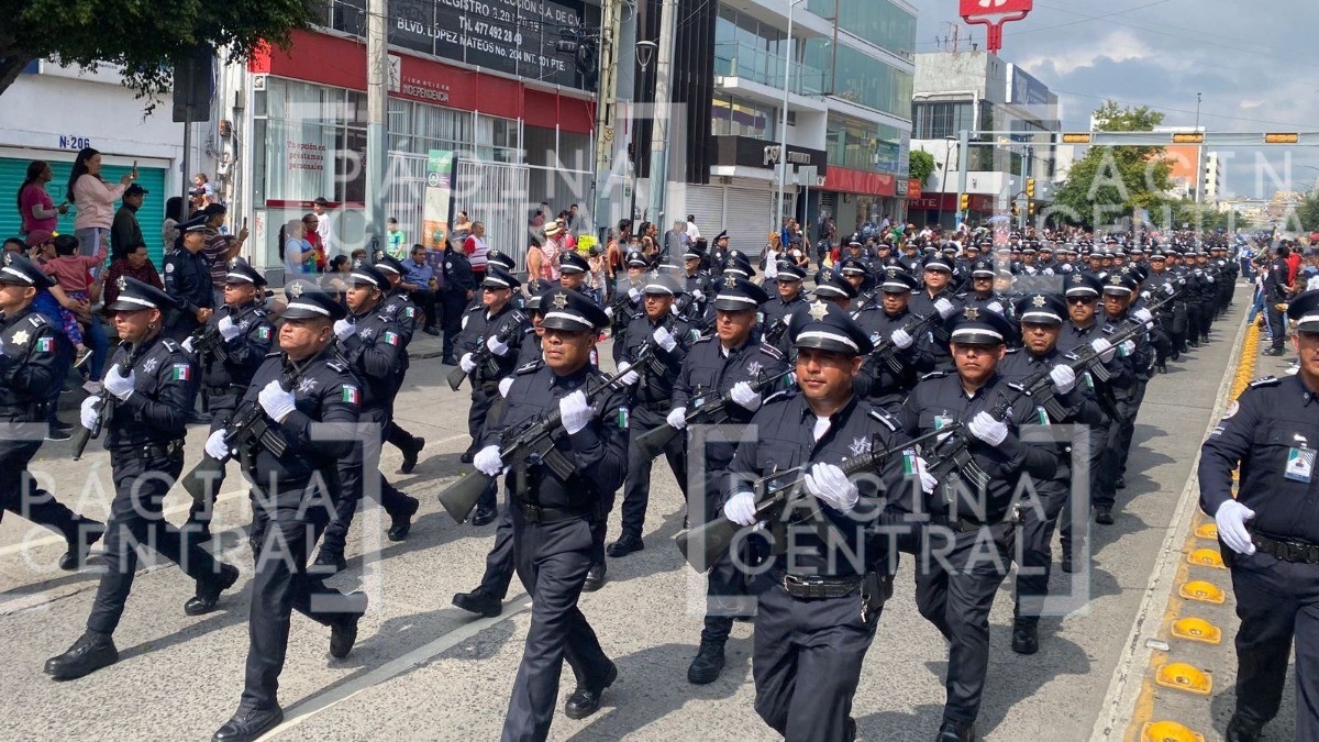Vibran miles de leoneses con colorido desfile ¡donde hasta helicóptero hubo!