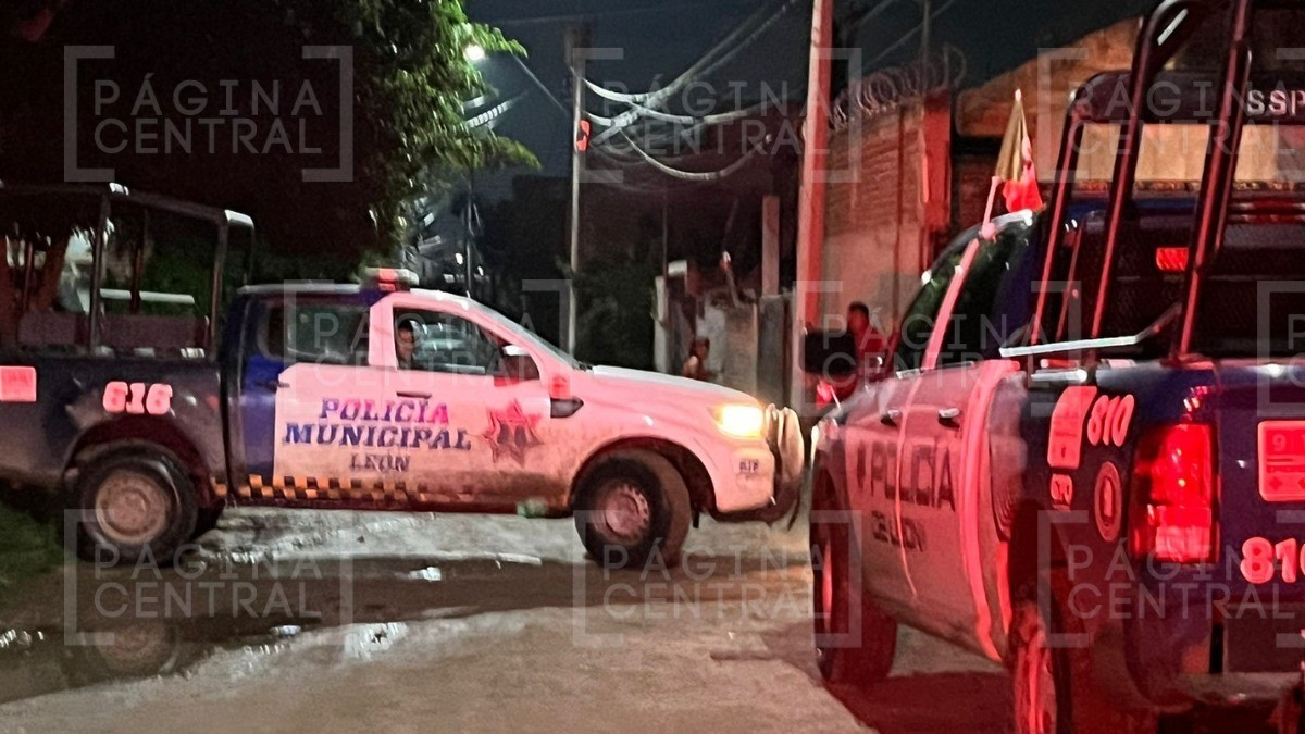 Hombre caminaba en la calle y de pronto lo atacaron a machetazos en la espalda y la cabeza