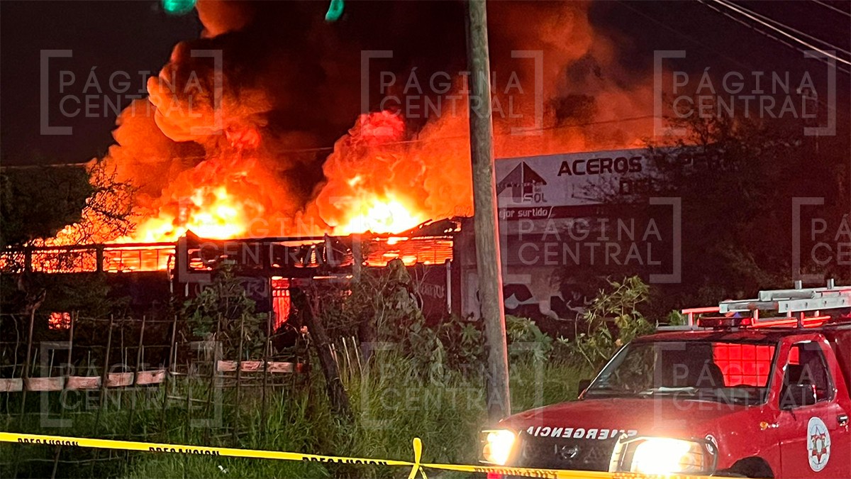 Arde fábrica de textiles en la colonia María Dolores, evacuan a personas de zonas aledañas