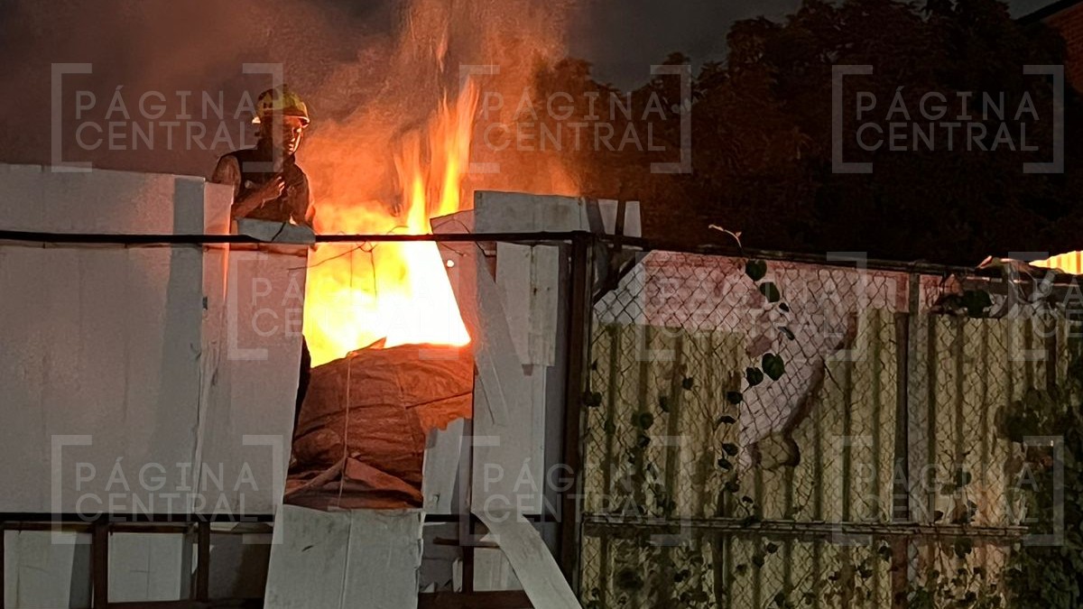 ¡Todo por la pirotecnia! Se incendia recicladora en Santa Rosa de Lima