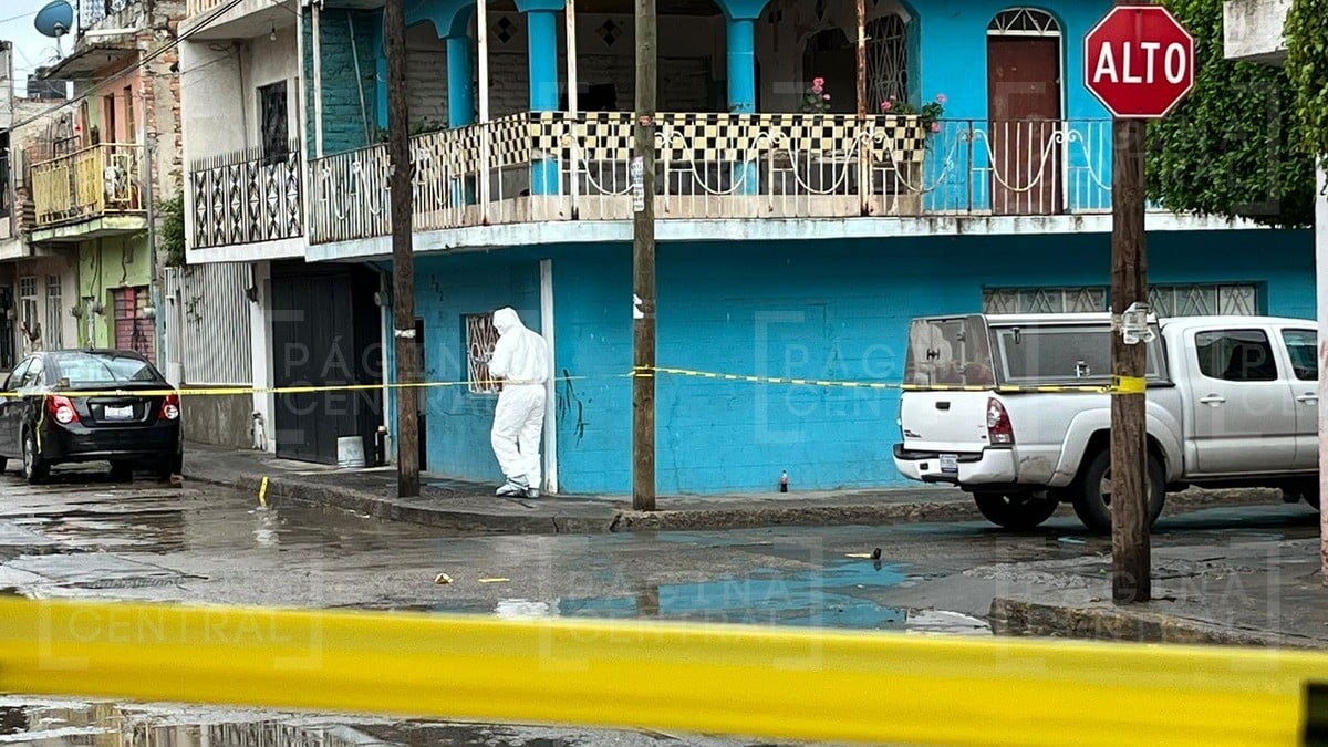 Jovencita abre la puerta de su casa y la matan a balazos en Los Aguacates