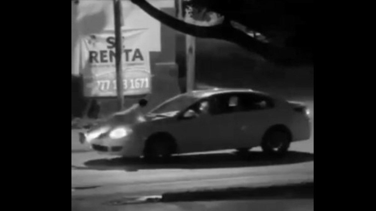 VIDEO Conductora ebria se lleva a hombre en el cofre; ¡no quería parar!