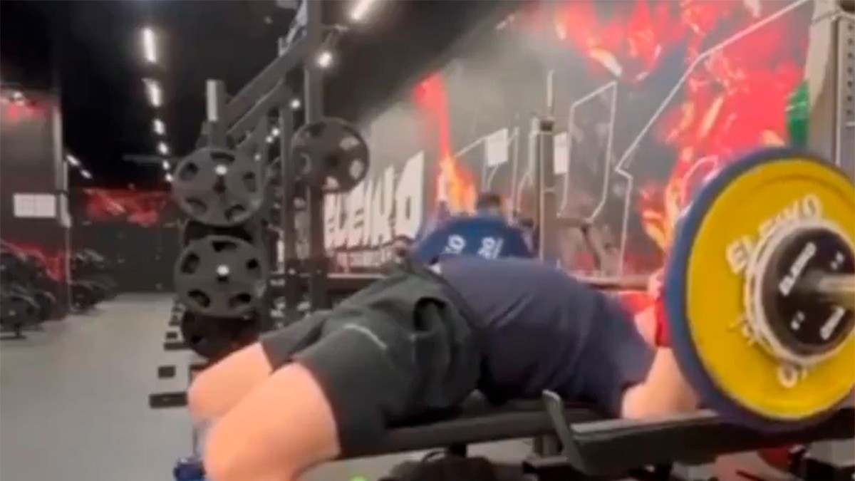 VIDEO Captan momento en que hombre casi pierde la vida por un accidente al estar entrenando