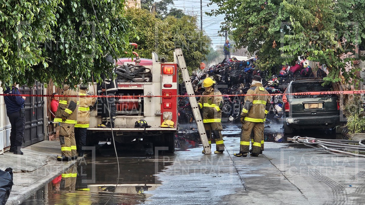 Ya van 60 pipas para combatir el incendio en María Dolores, familias durmieron en la calle