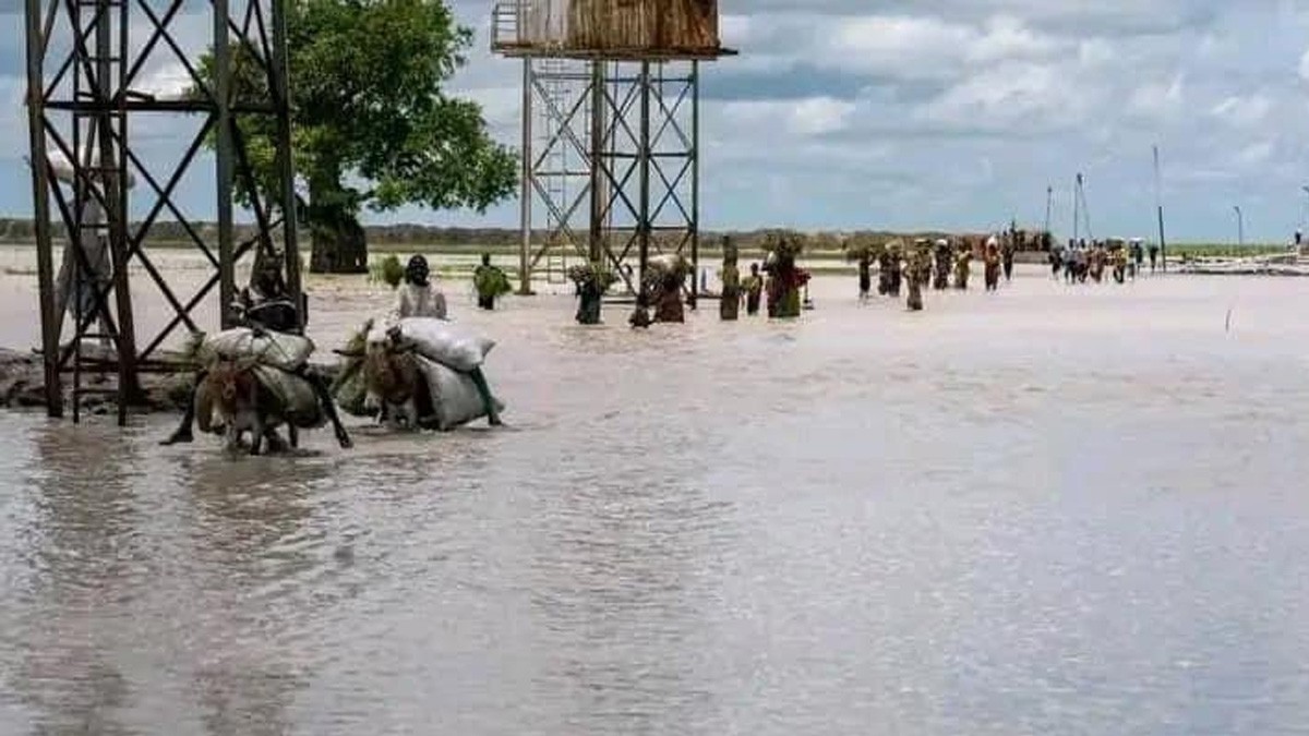 Inundaciones derriban el muro de una cárcel... ¡y escapan 281 presos!