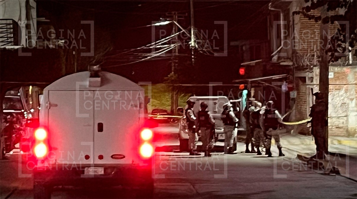 Individuos en un vehículo abandonan un cuerpo ‘encobijado’ en Piletas IV Sección