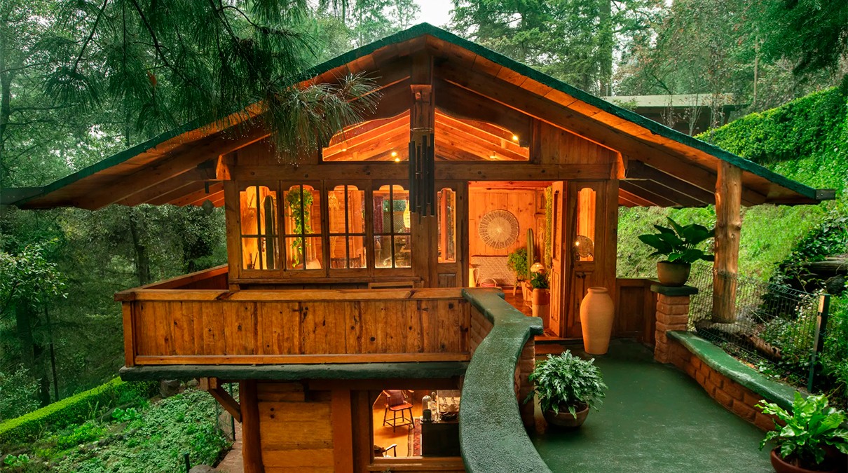 ¡Sí dejan los OVNIS! Jaime Maussan abre su mansión en el bosque para Airbnb