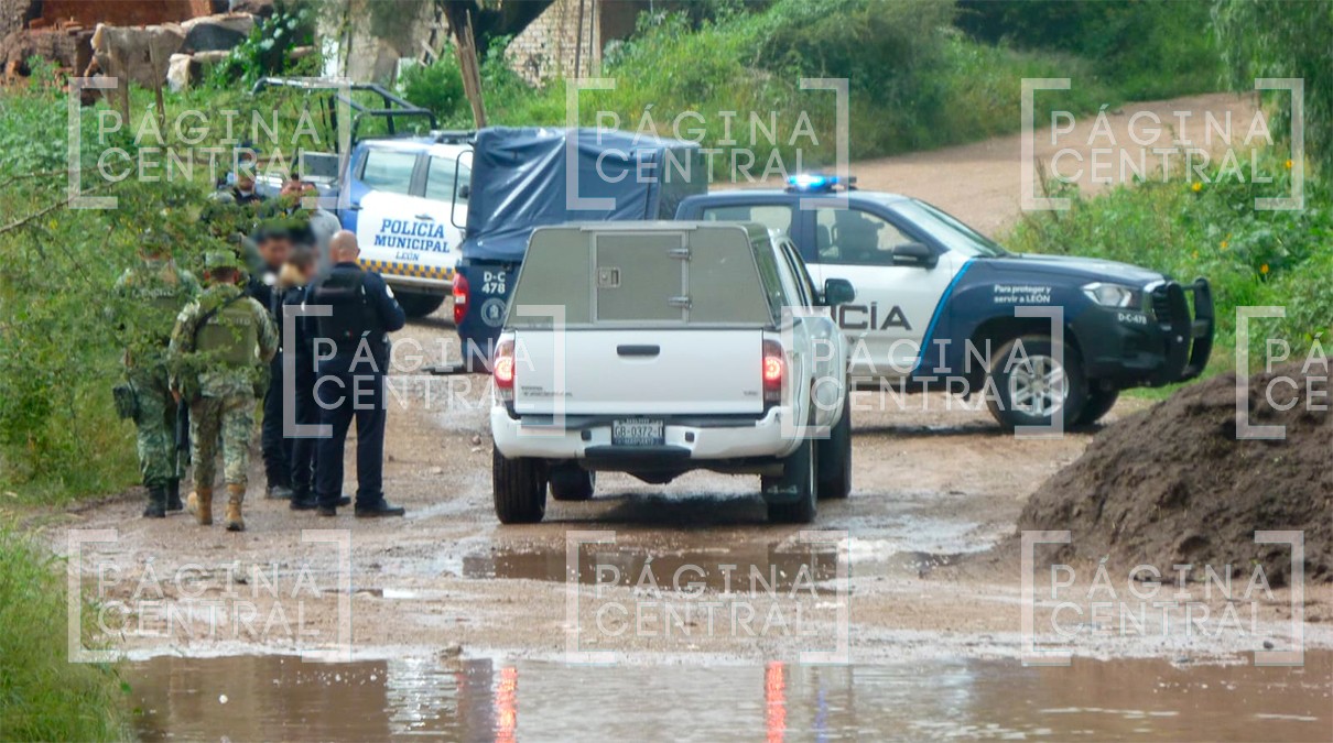 Entre hierba y tierra, vecinos de Ojo de Agua encuentran a ‘encobijado’ al lado del camino