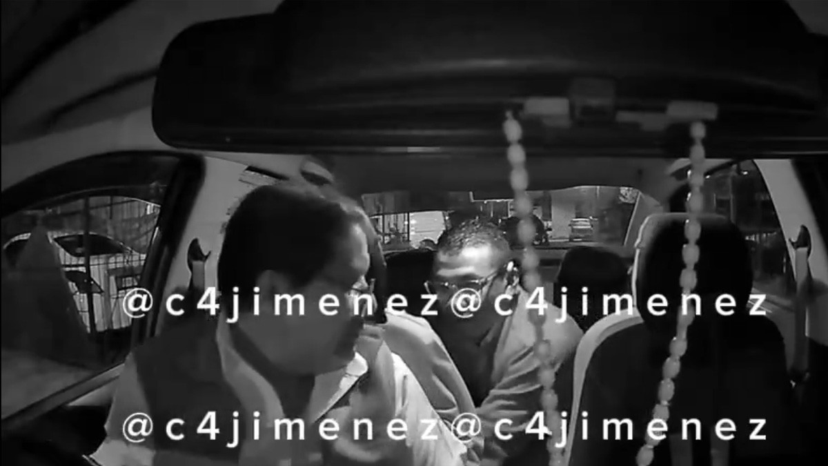 VIDEO ¡No más risas! Pasajero charlaba con taxista, pero saca una pistola y lo asalta