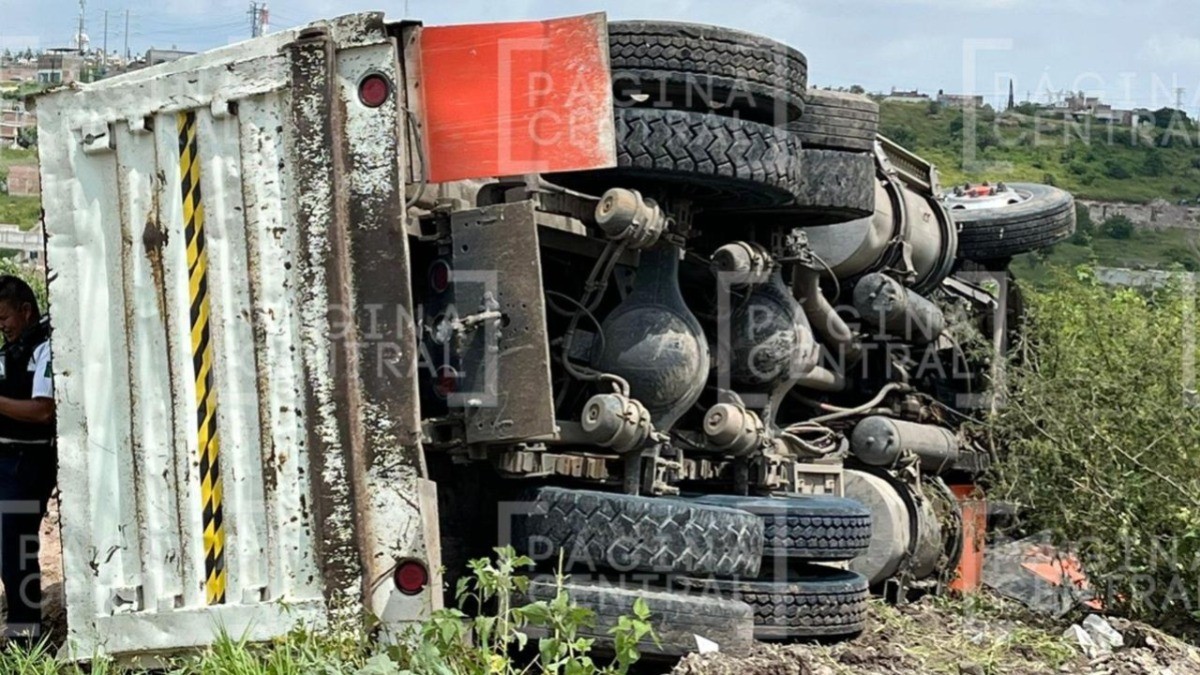 Tolva se queda sin frenos en bulevar Las Joyas y chofer se vuelca para evitar tragedia