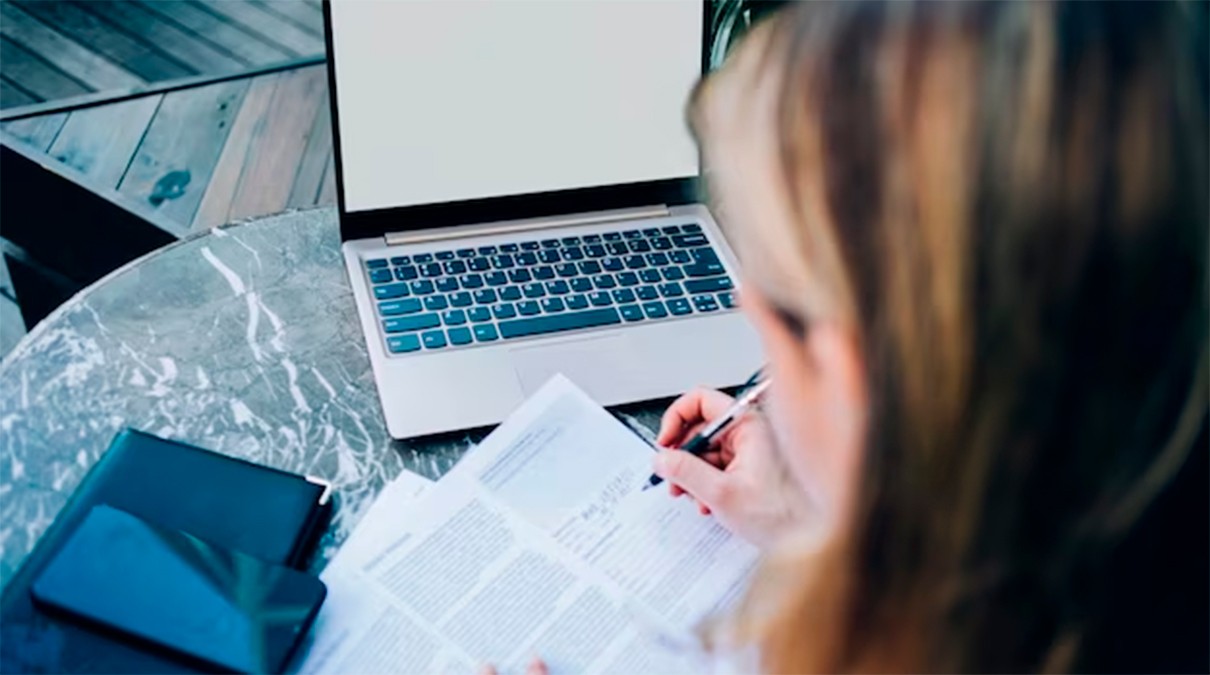 VIDEO Mujer renuncia a su trabajo y borra todos sus archivos por esta razón
