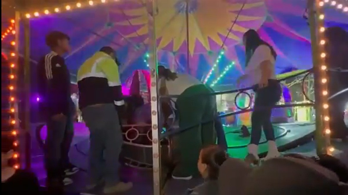 VIDEO Carrito de juego mecánico se zafa mientras daba vueltas; hay tres heridos