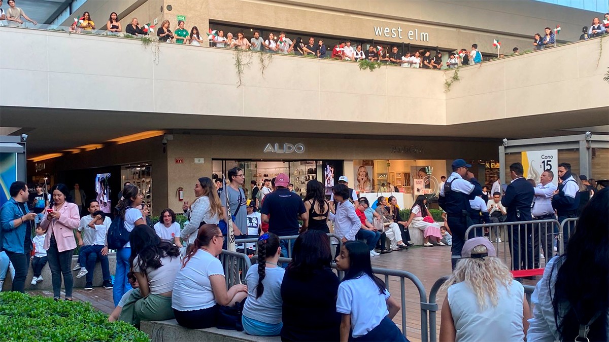 Cientos de fans se congregan para conocer a Drake Bell en Plaza Mayor