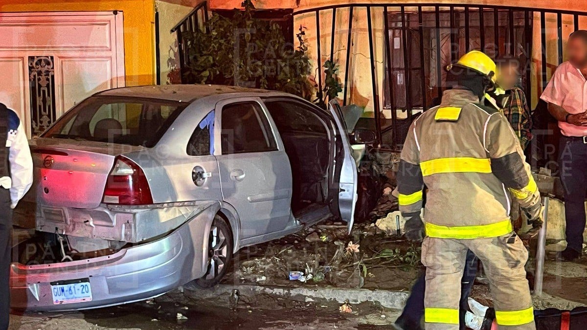 Dos hombres chocan contra una casa del Fraccionamiento Hidalgo; llevaban cervezas