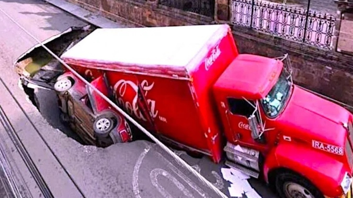 VIDEO Captan momento en que vehículos cayeron a socavón en pleno centro de Irapuato