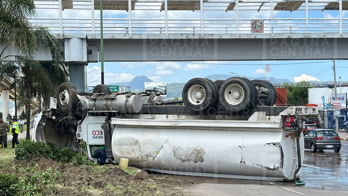 Le gana el peso a pipa y vuelca en el bulevar Morelos; iba a exceso de velocidad
