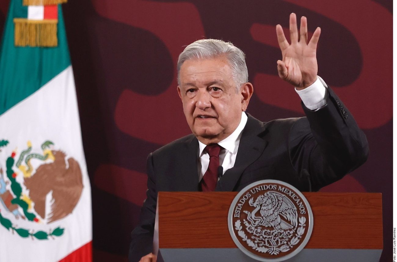 Renuncia AMLO a militancia en Morena