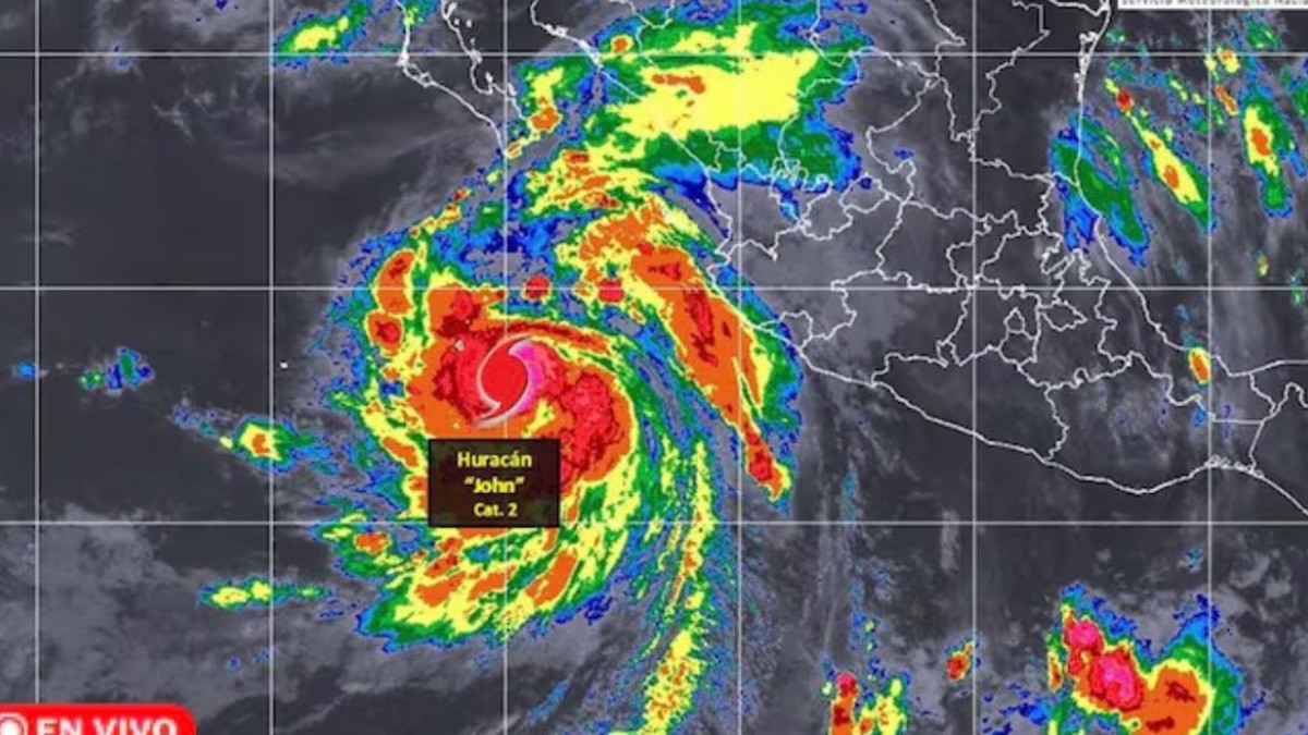 Huracán John impacta Oaxaca y Guerrero como Categoría 3; alertan a la población