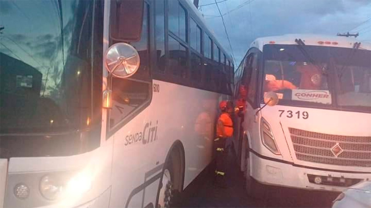 Mujer saca el brazo cuando viajaba en el camión y lo pierde en accidente vial