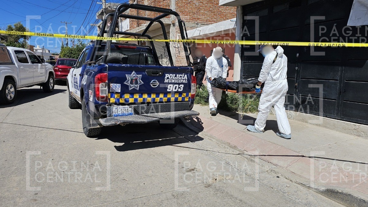 Golpea a Juan varias veces con una piedra en la cabeza y lo deja muerto en su propia casa